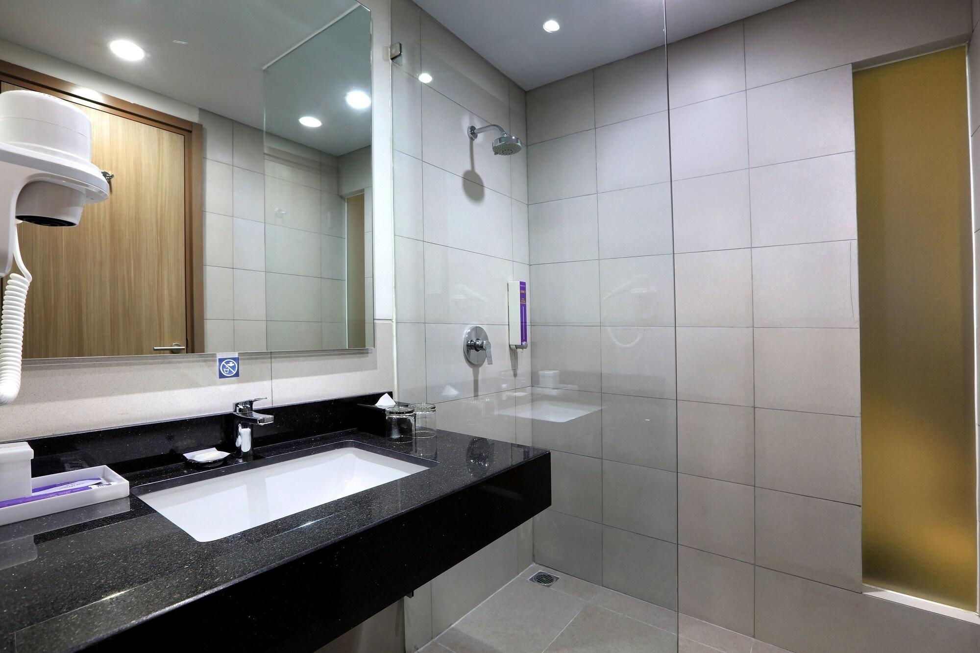Hotel Quest Prime Cikarang By Aston Bekasi Exterior foto